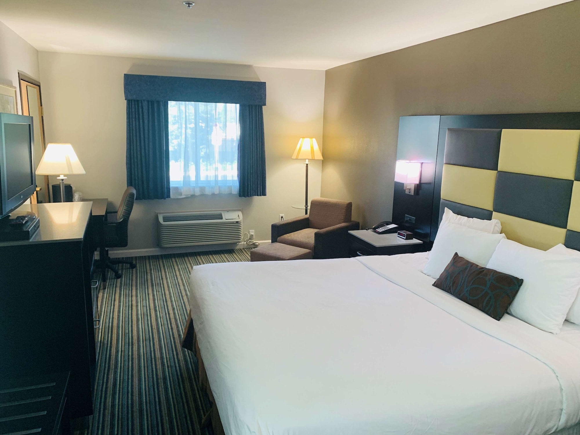Room at Surestay Plus Hotel By Best Western Redding, REDDING - CA