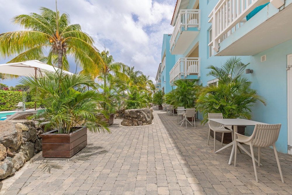 Dolphin Suites 42/50