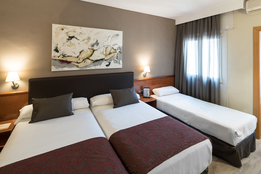 Room, Triple, 1 Double and 1 Single Bed, Catalonia Castellnou 7/10