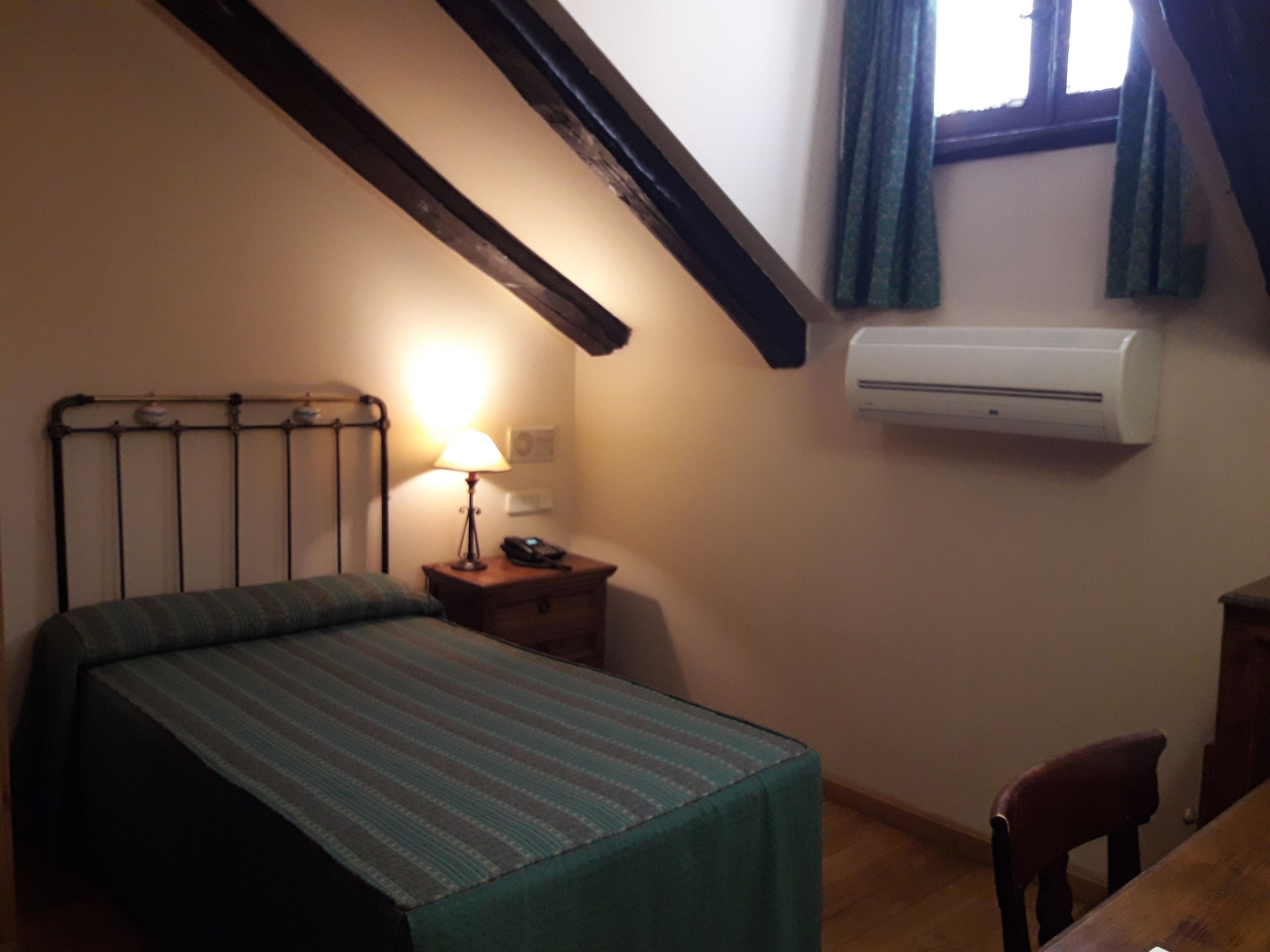 ROOM, SINGLE