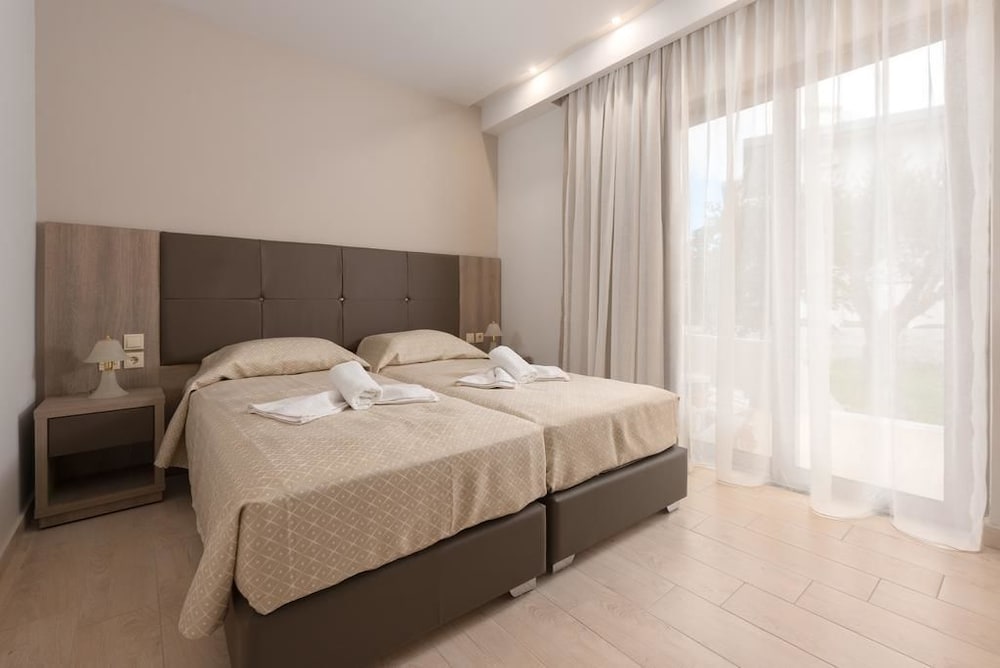 DELUXE, DOUBLE BED