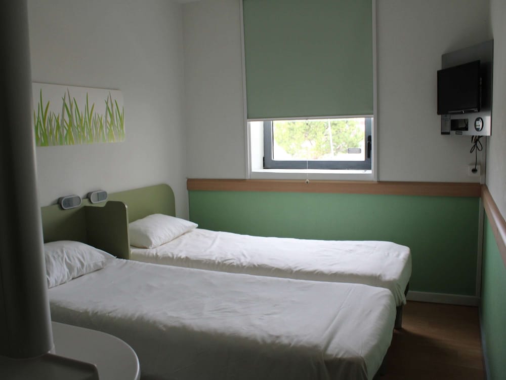 ROOM, TWIN BEDS