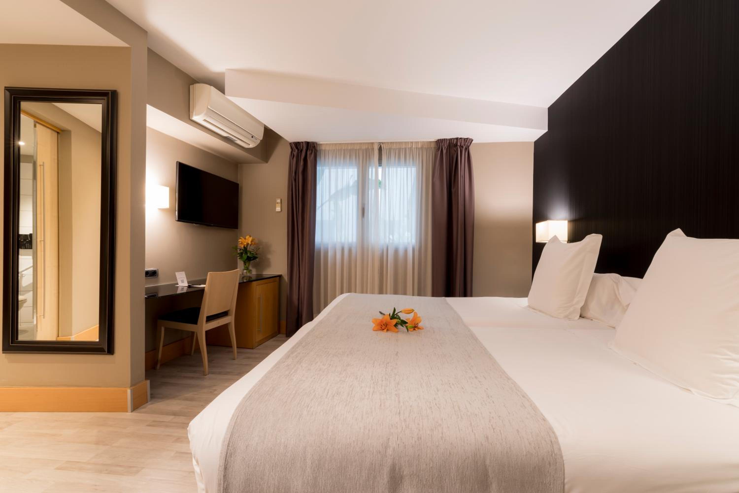 ROOM, DOUBLE OR TWIN BED