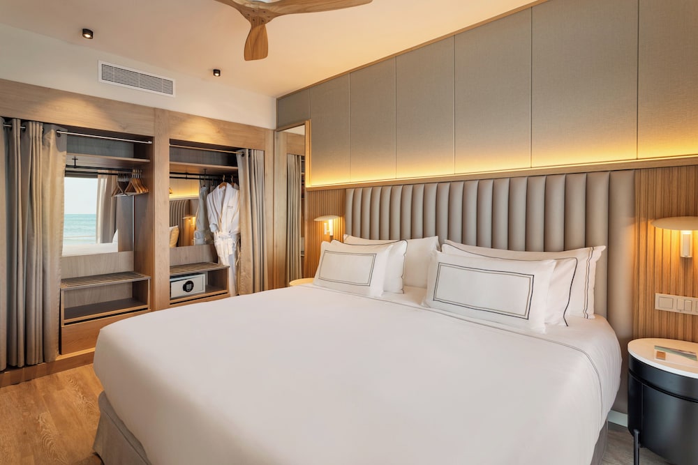 Master, Suite, Queen and Twin Beds, Sofa