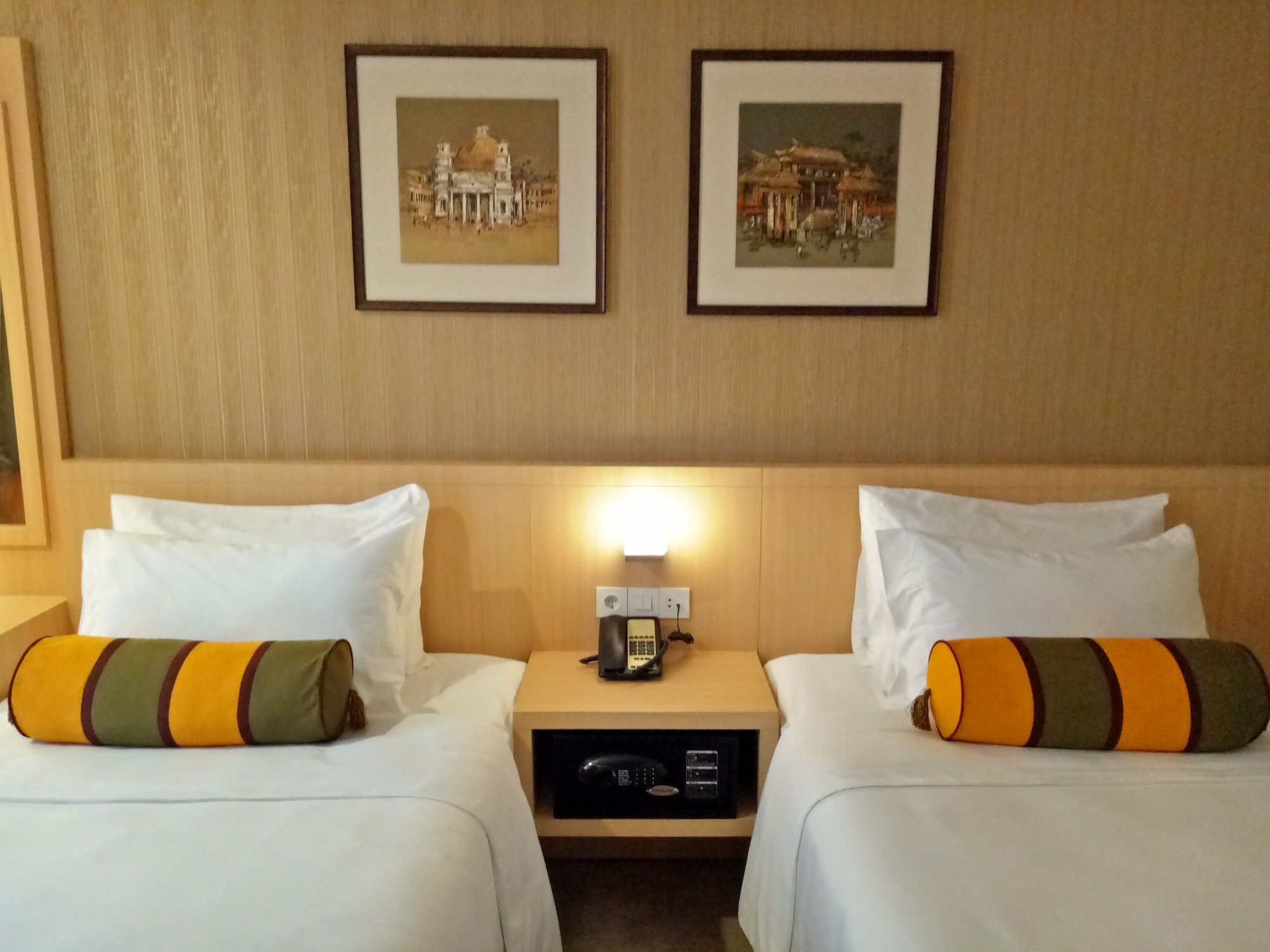 Deluxe Twin Bed Smoking Floor