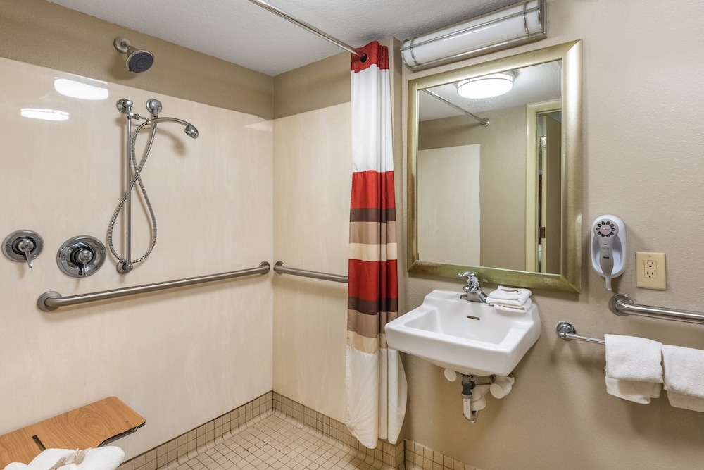Red Roof Inn Kalamazoo West - Western Michigan U 13/18