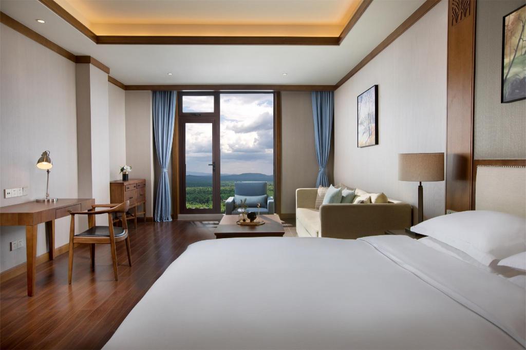 1 Bedroom, Swiss, Suite, King Bed, Mountain View