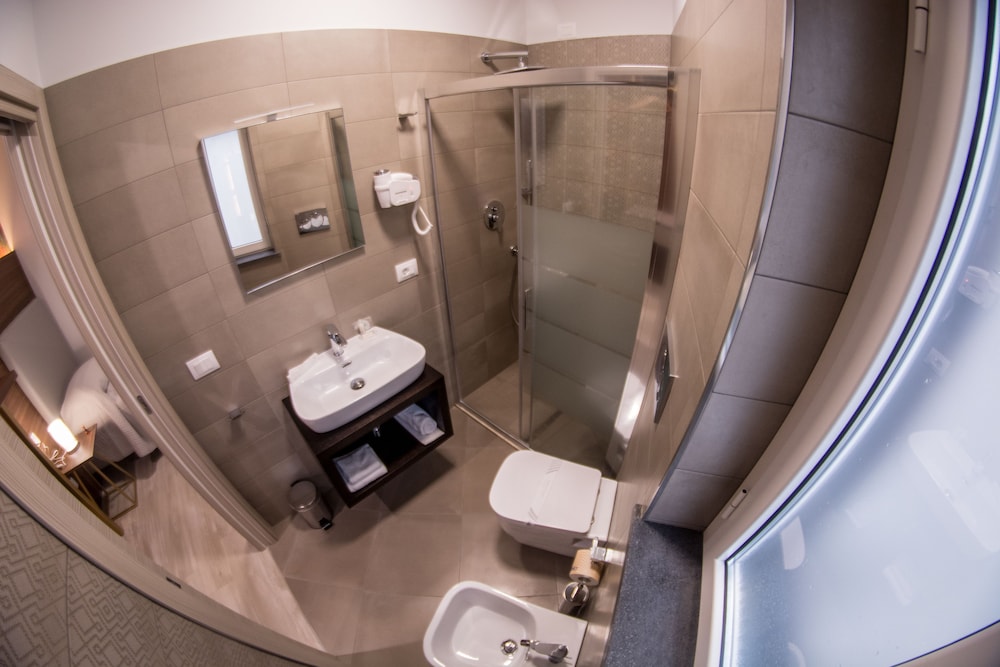 8 Room Hotel 33/80