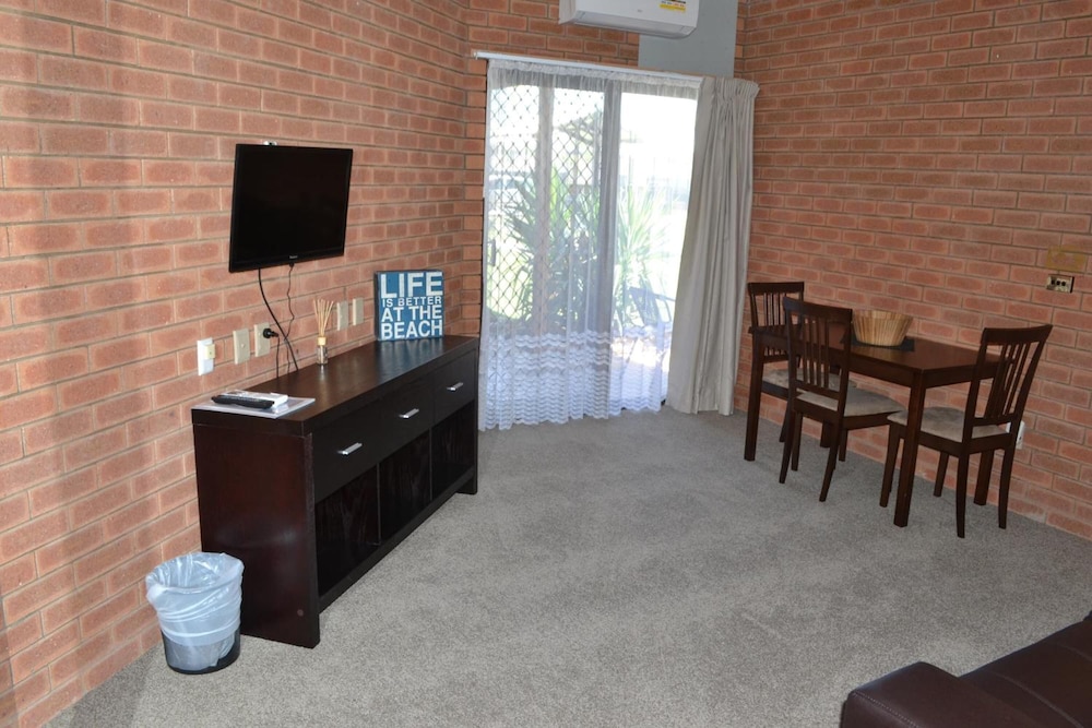 Ashleigh Court Motor Inn 34/53