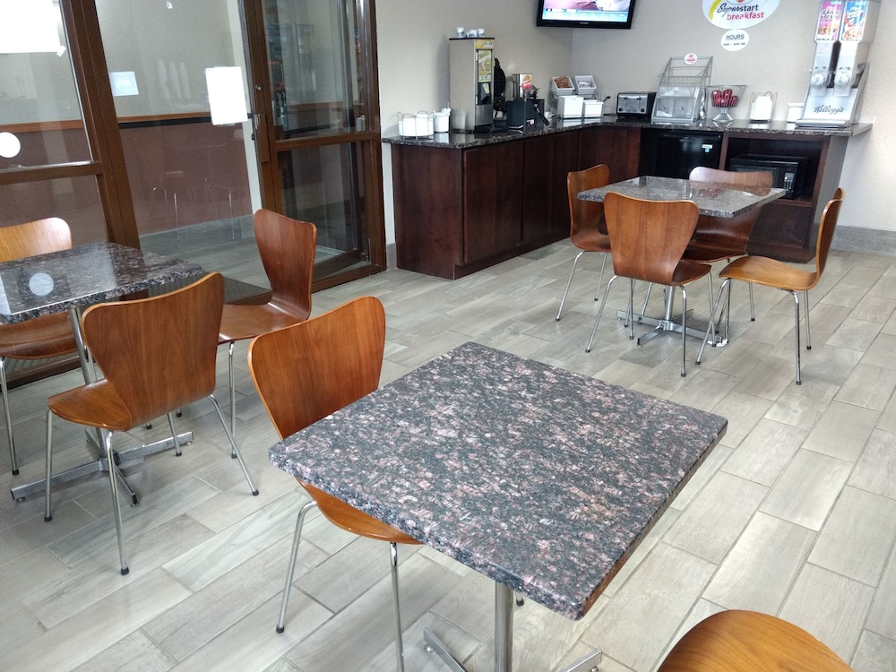 Super 8 By Wyndham Madison 18/22