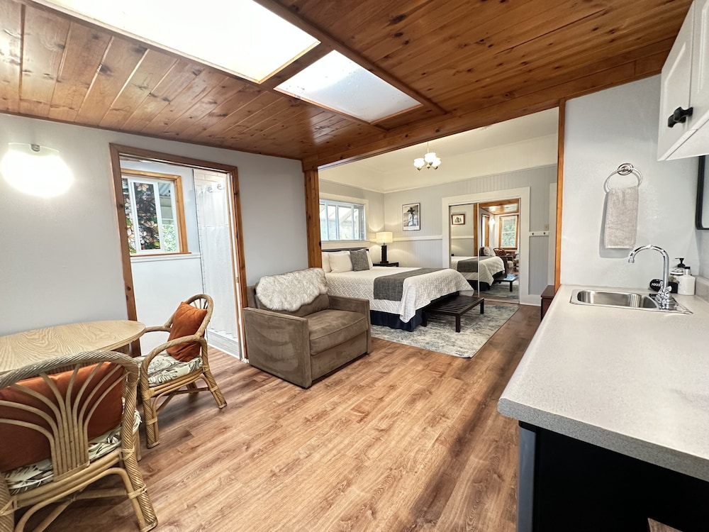 Aloha Junction Guest House 38/50