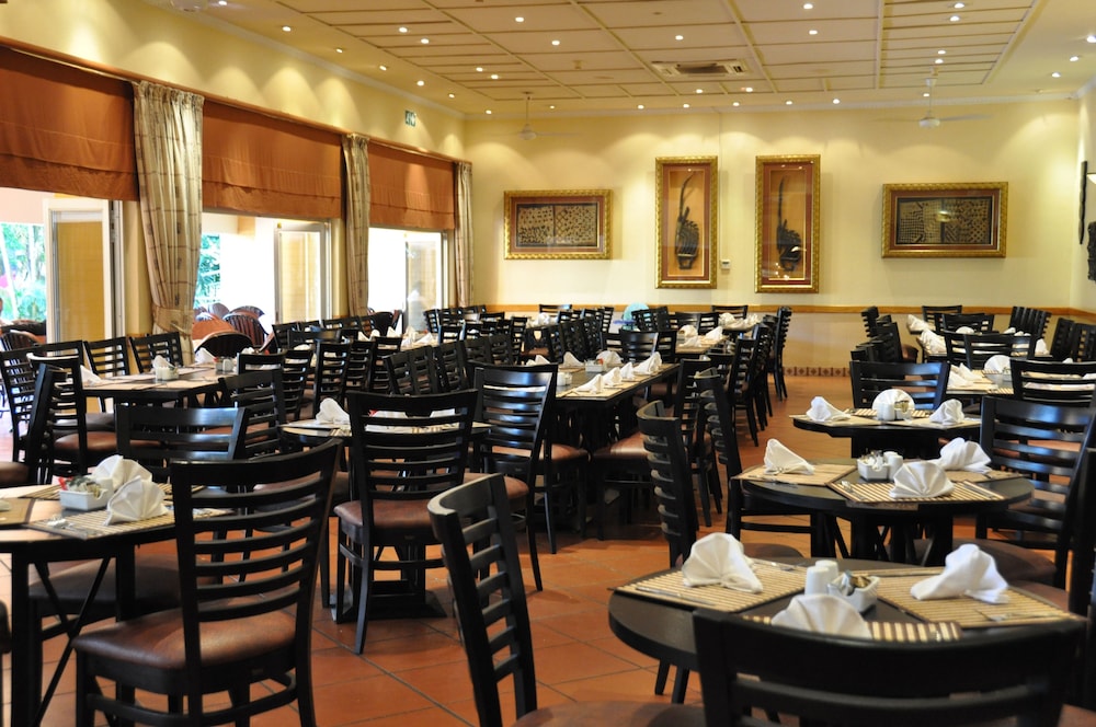 SAFARI LODGE HOTEL & CONVENTION CENTRE 31/50