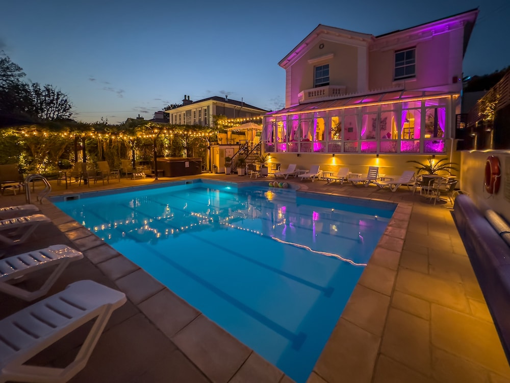 Riviera Lodge Hotel 24/50