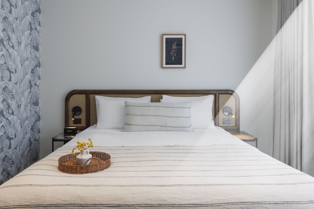 William, King Bed, Balcony