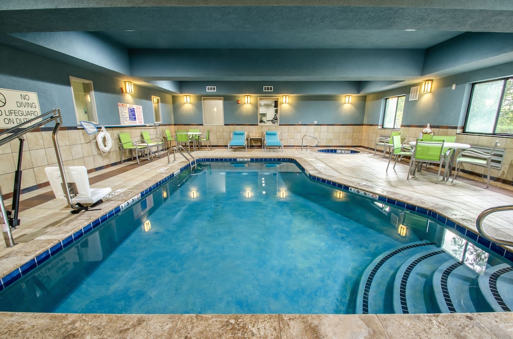 Holiday Inn Express And Suites Olathe South 1/48