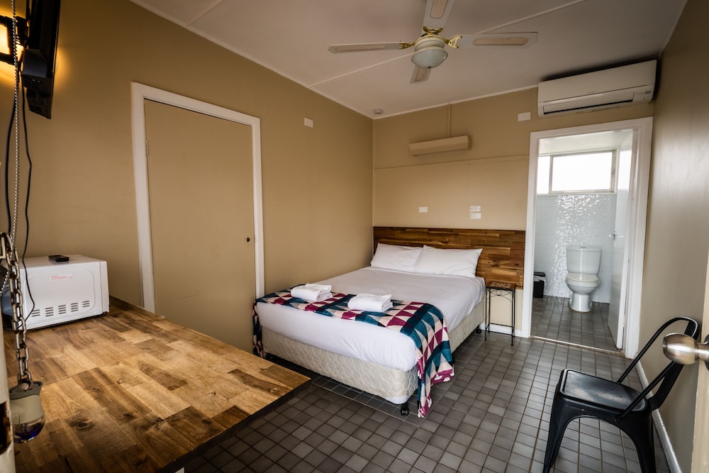 ARDEANAL MOTEL 13/48