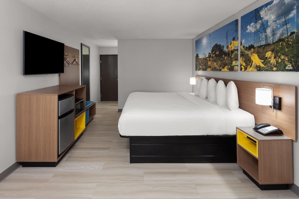 Days Inn & Suites by Wyndham Kaukauna WI 20/58