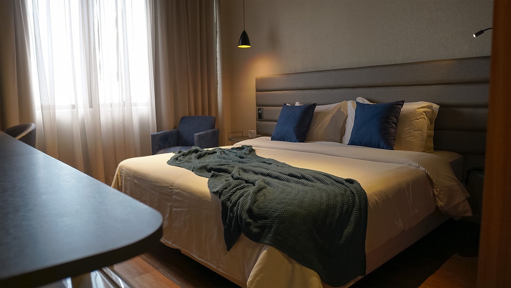 غرفة تنفيذية بسرير كوين