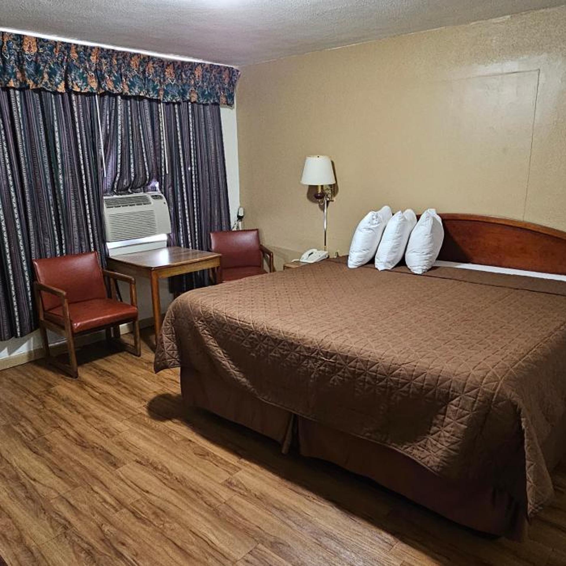 Deluxe Inn 5/8