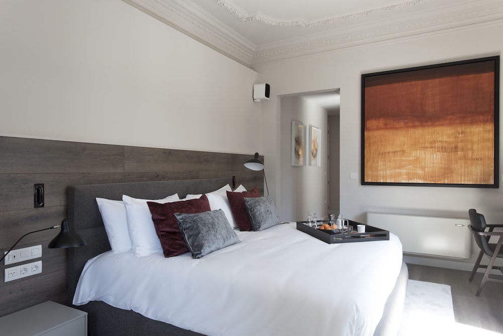 CASAGRAND LUXURY SUITES 17/76