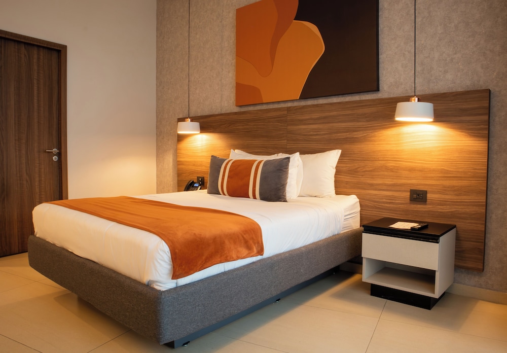 Business, Queen Bed, No Window