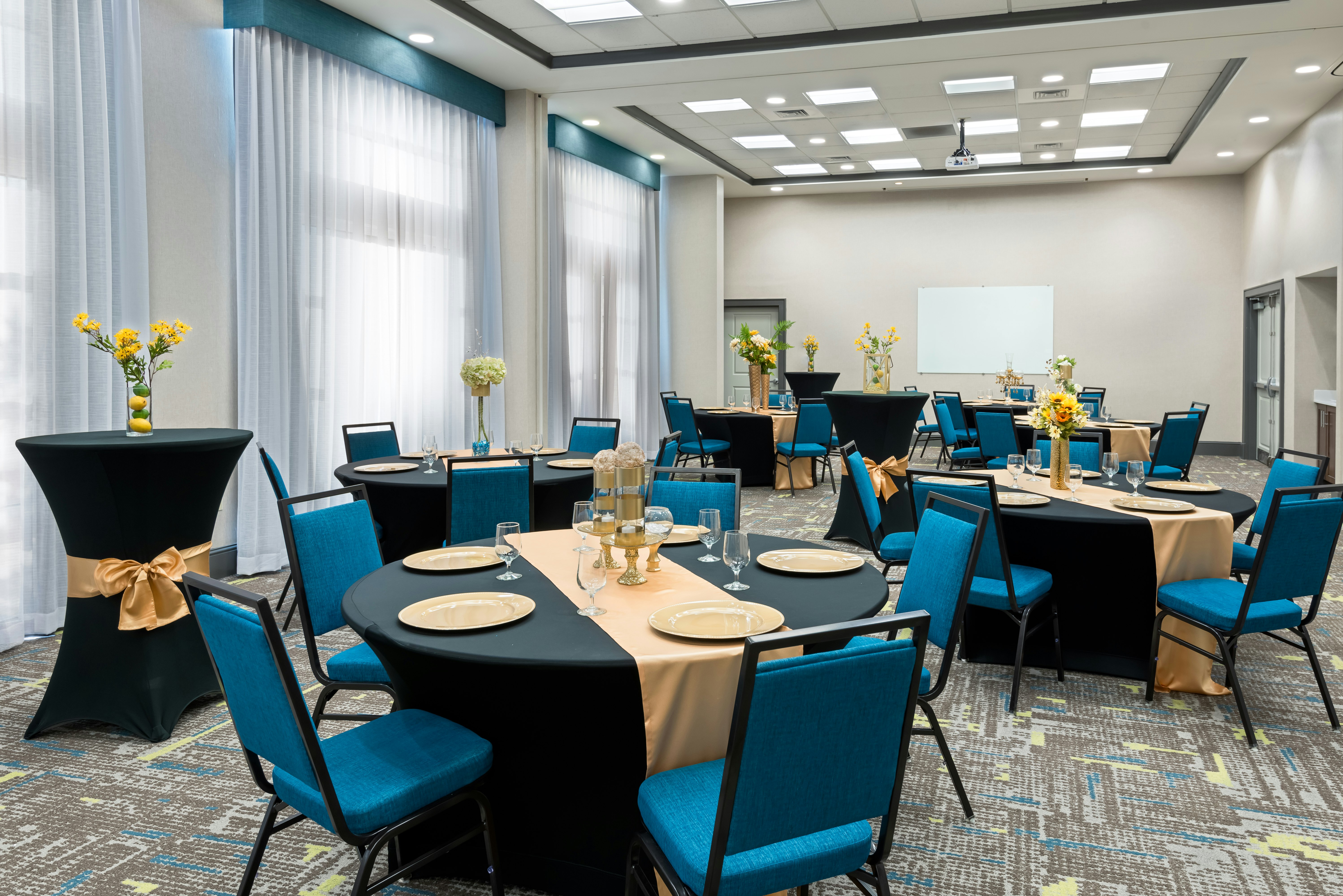Hampton Inn & Suites Orlando Airport @ Gateway Village FL 55/58