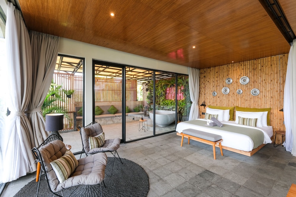 LUXURY, KING BED, OCEAN FRONT, SOFA