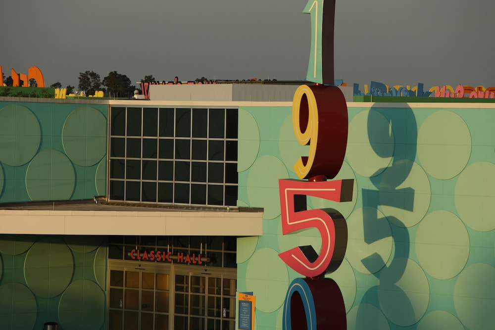 Disneys Pop Century Resort 40/50