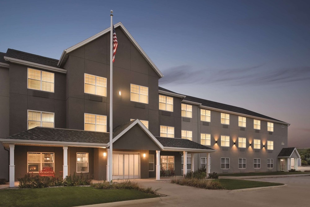 Country Inn & Suites by Radisson, Cedar Falls near University 1/39