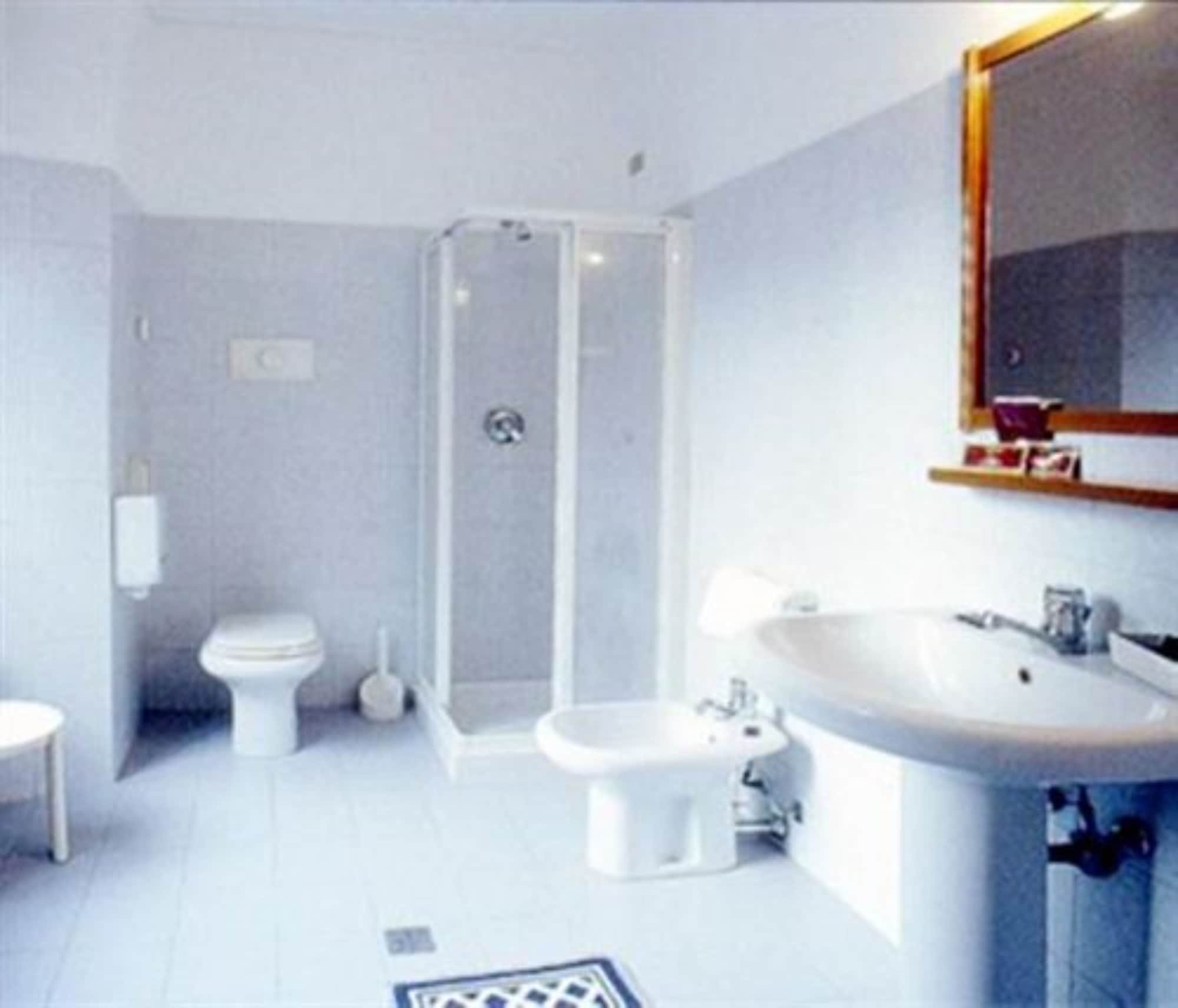 غرفة كلاسيكية رباعية بسرير مزدوج وسريرين منفصلين، HOTEL PAVONE 5/7