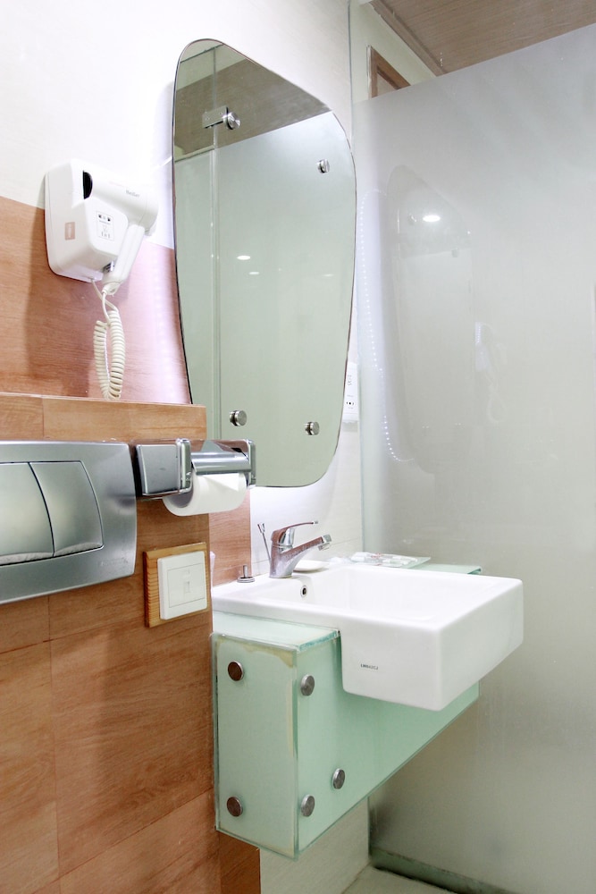 Business Hotel Tomang Jakarta 41/64