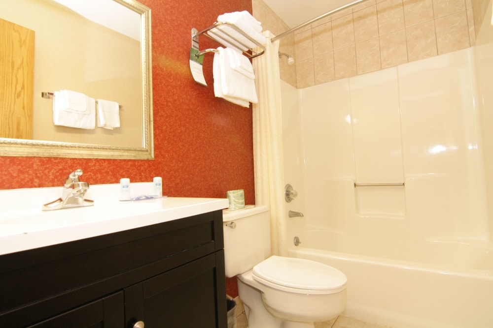 Rodeway Inn MacArthur Airport 8/36