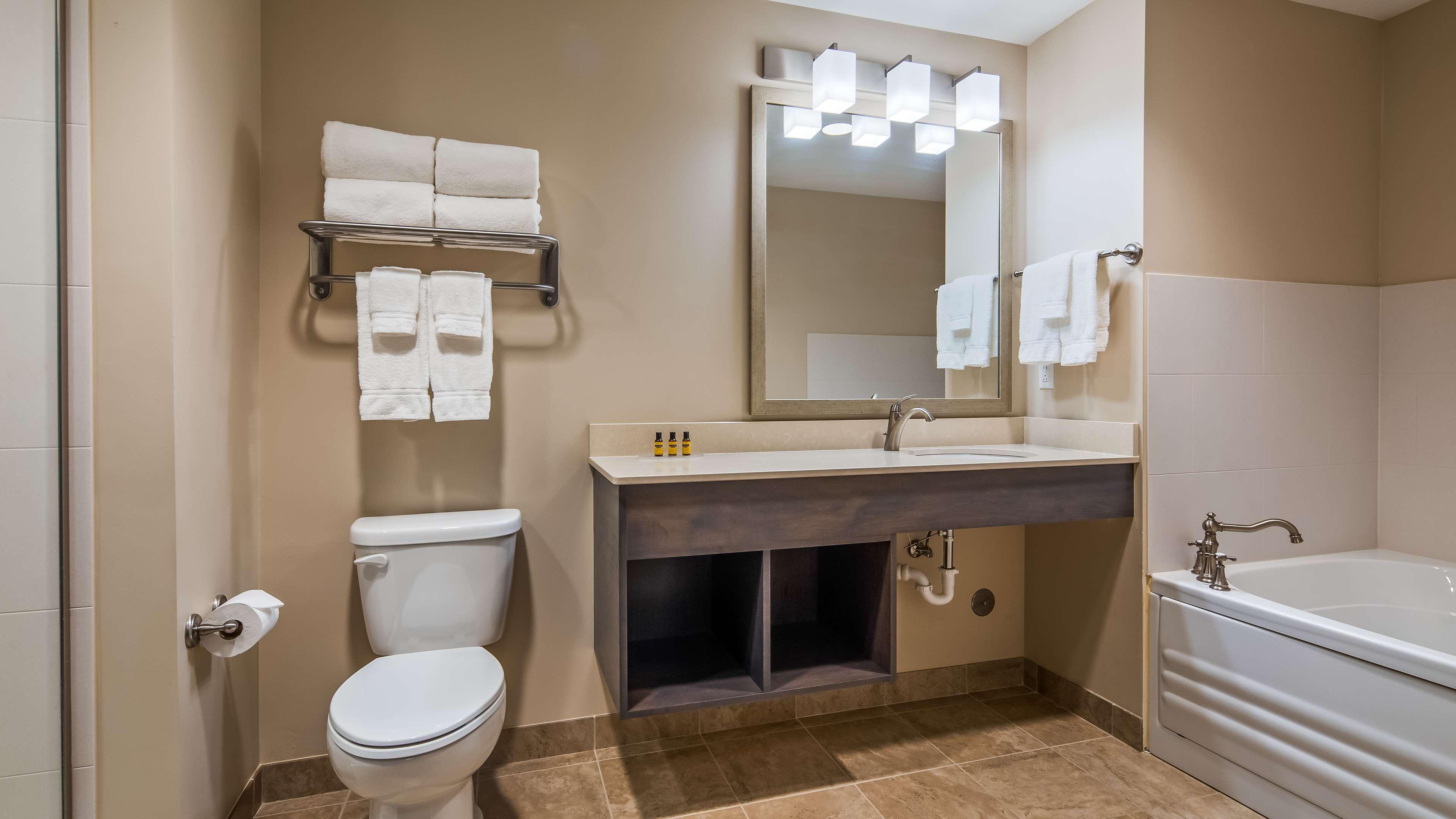 Suite, King Bed, Best Western Plus Centralia Hotel & Suites 5/15