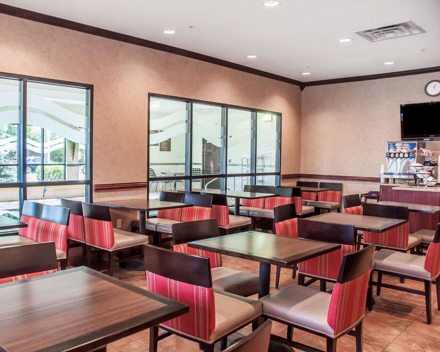 Quality Inn Near Walden Galleria Mall 29/36