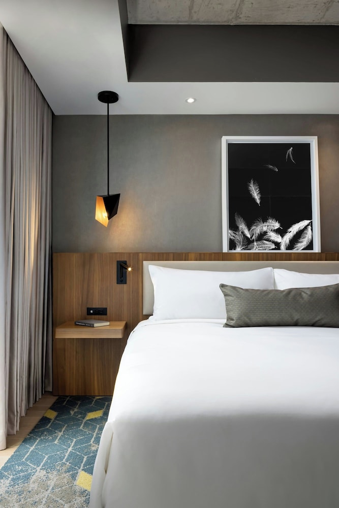 Halo, 2 Queen Beds