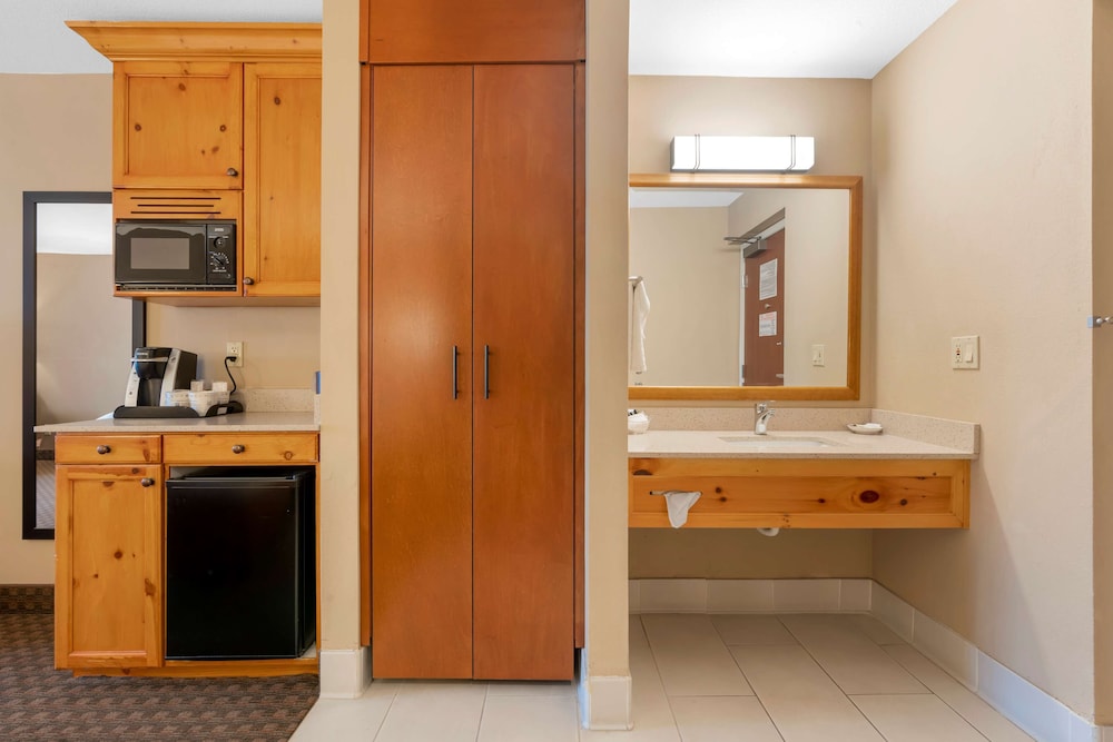 غرفة قياسية بسريرين كوين، Best Western Plus Olympic Inn 4/4
