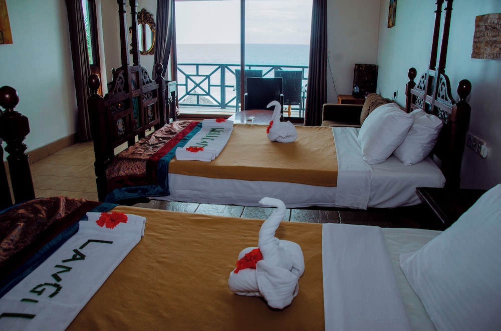 Room at Langi Langi Beach Bungalows, NUNGWI