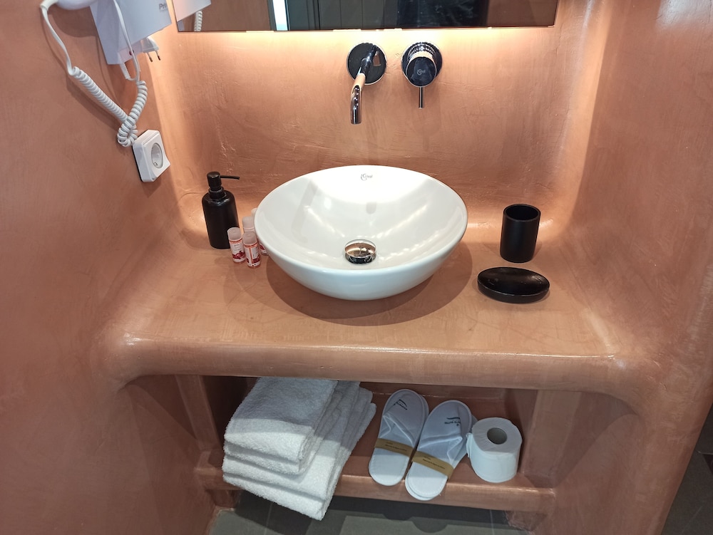 Amphitrite Suites Santorini 63/68