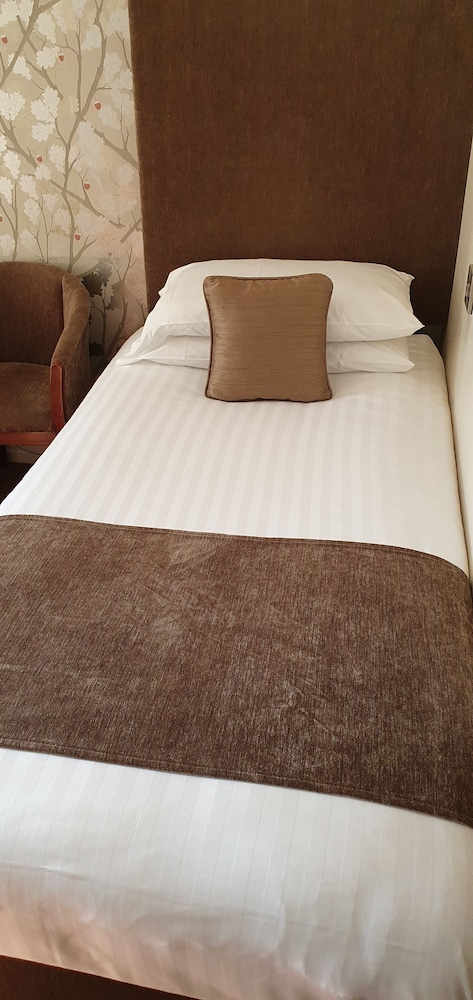 Family, Multiple Beds, CBH Oaklands Hall Hotel 2/4