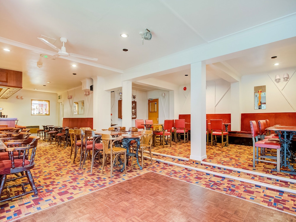 Oyo Godolphin Arms Hotel 62/67