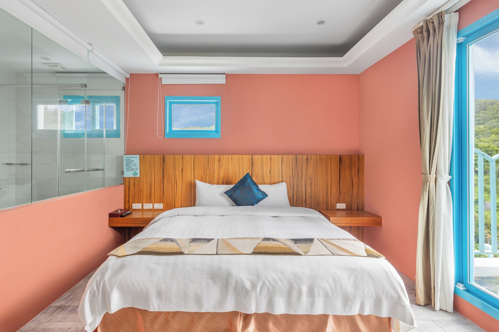 ROOM, QUEEN BED, BALCONY