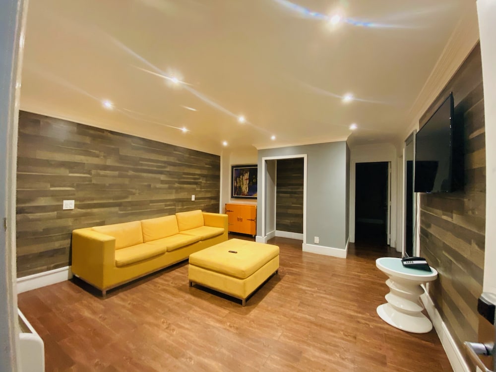 Casa Blanca Inn & Suites 45/67