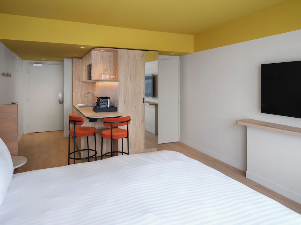 STUDIO, KING BED, CITY VIEW