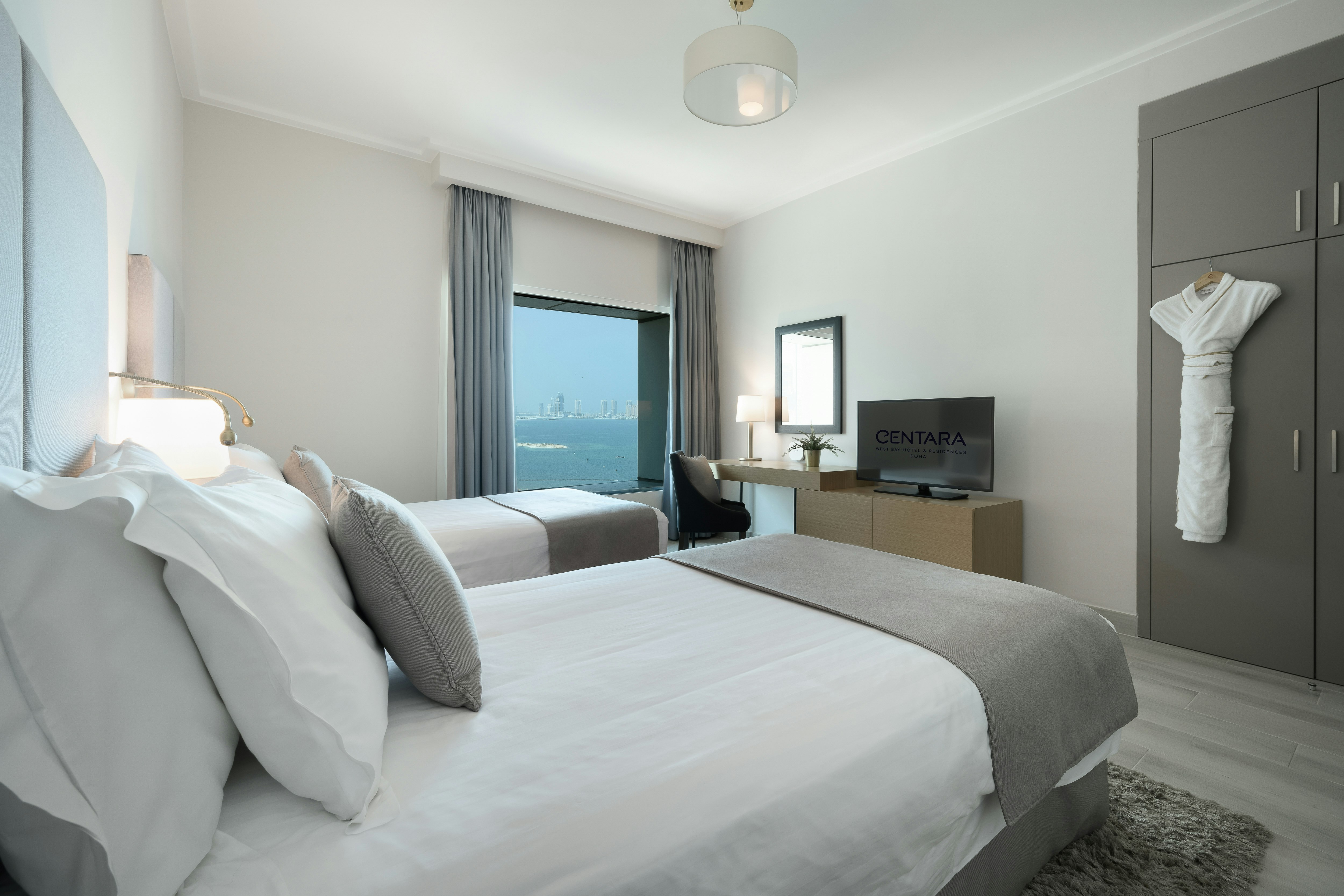 إقامة تنفيذية بغرفتي نوم بإطلالة جزئية على البحر، Centara West Bay Hotel and Residences Doha 3/4