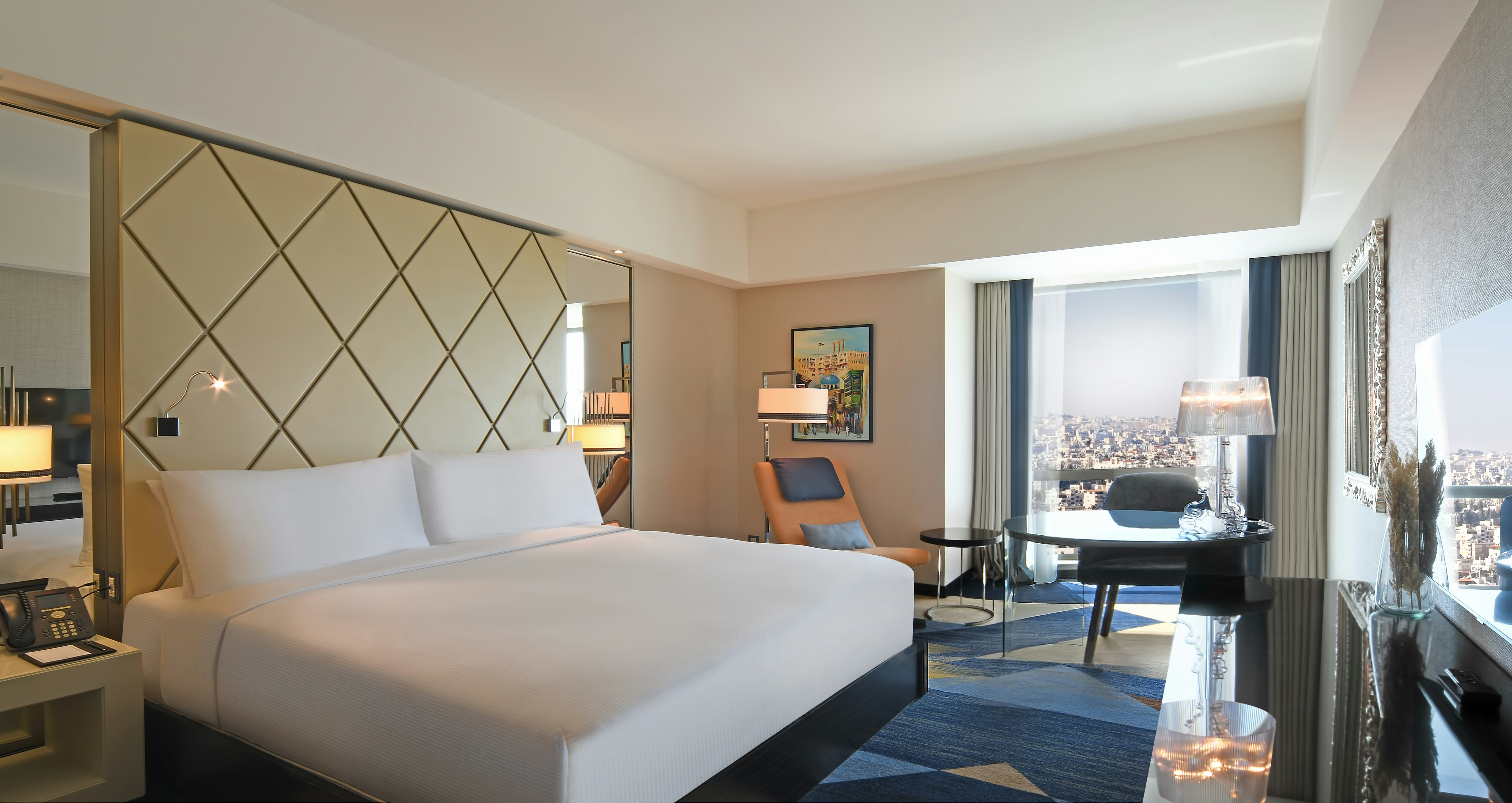 DELUXE, KING BED