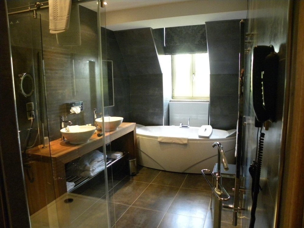 CHATEAU DE FERE HOTEL 48/50