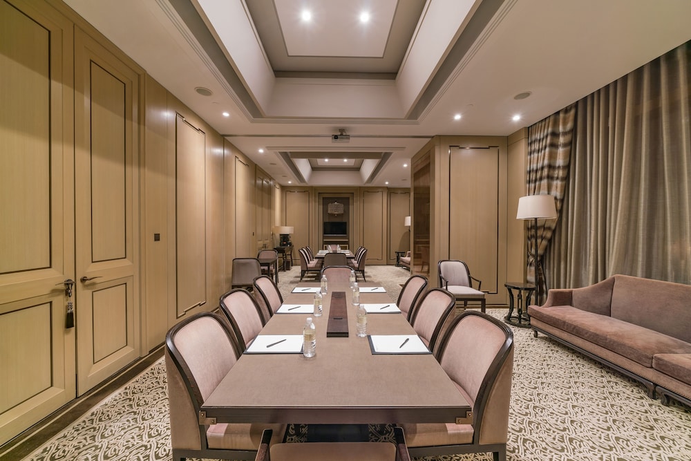 IFC Residence 32/32