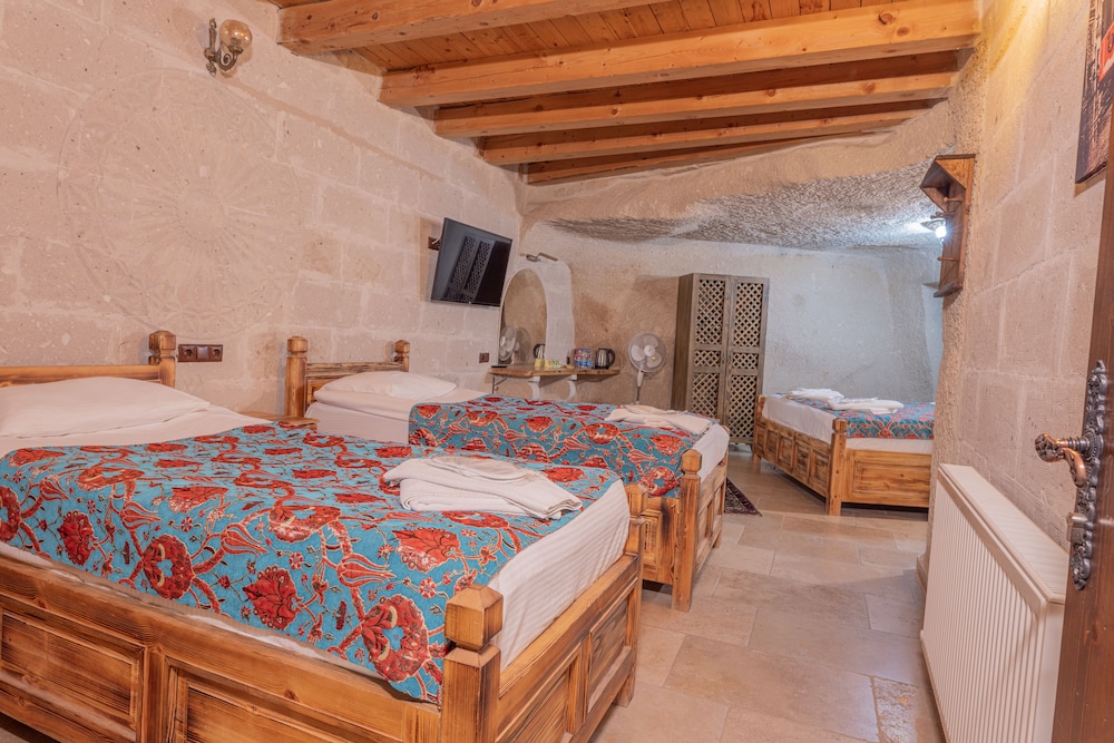 Zeus Cave Suites 6/50