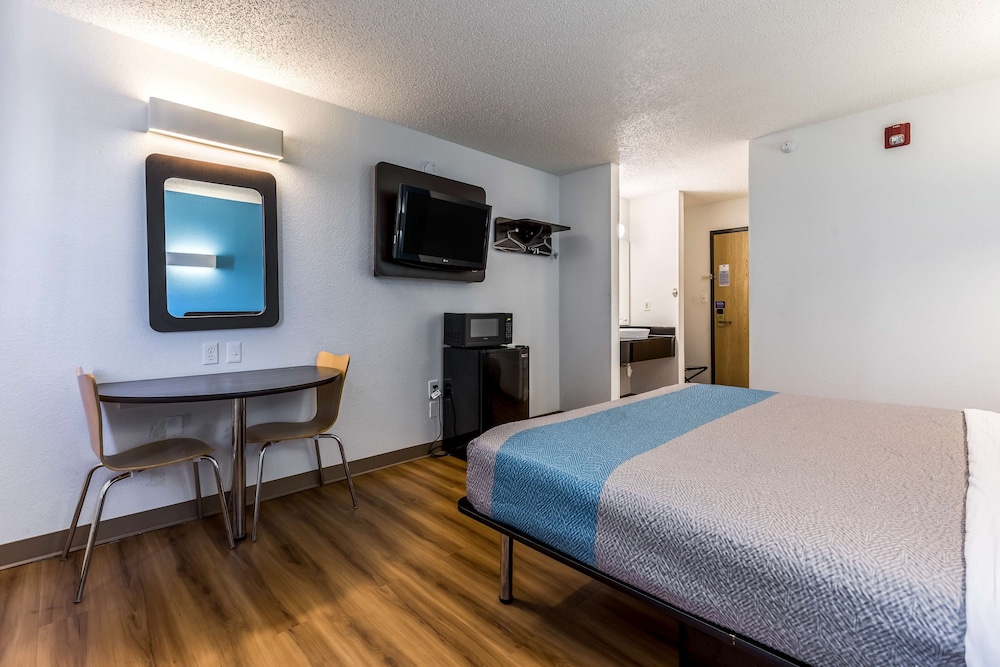 Motel6 Indianapolis, IN - Southport 24/45