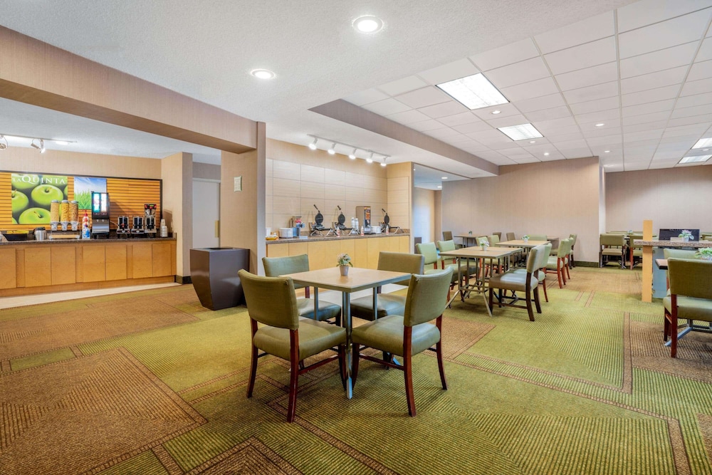 La Quinta Inn & Suites by Wyndham Seattle Sea-Tac Airport 34/48